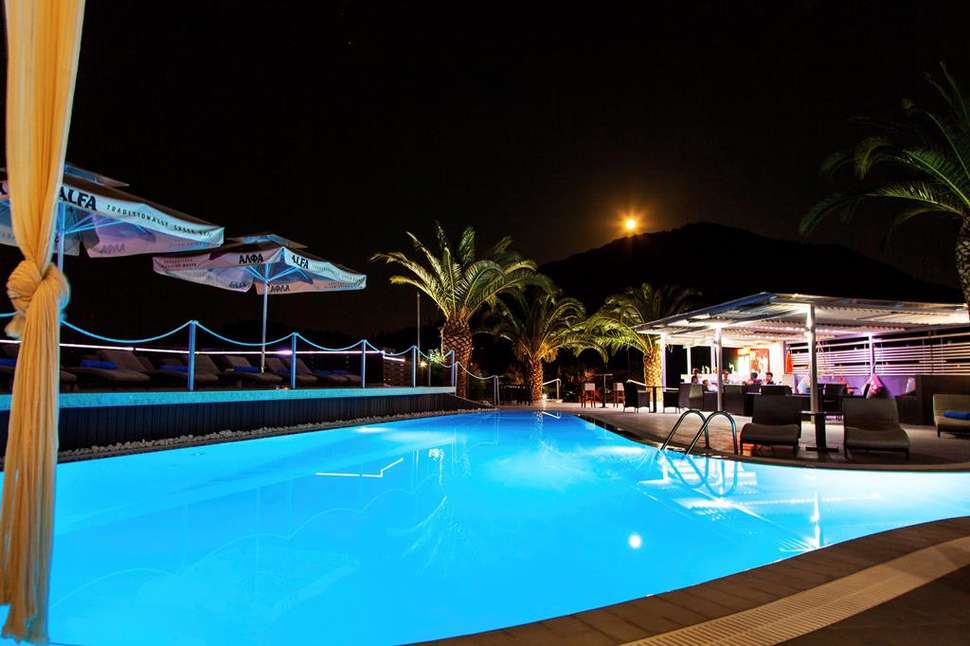 Ein Foto vom Pool im Armonia Hotel