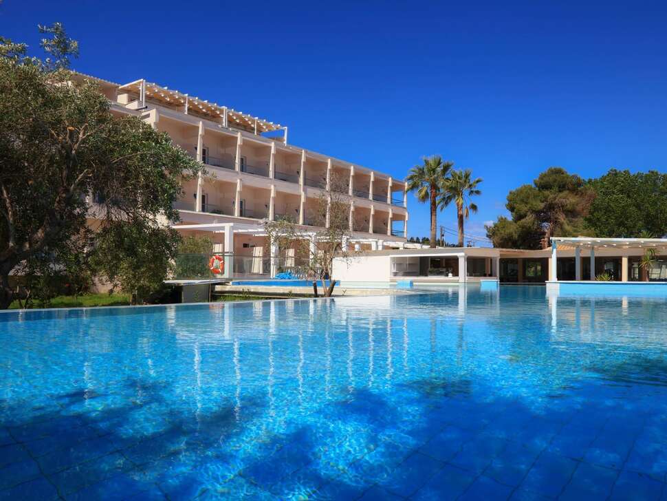 Een foto van het zwembad bij Cavomarina Beach Hotel