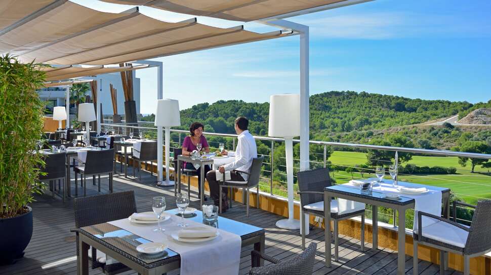 Een foto van het terras bij Eurostars Sitges