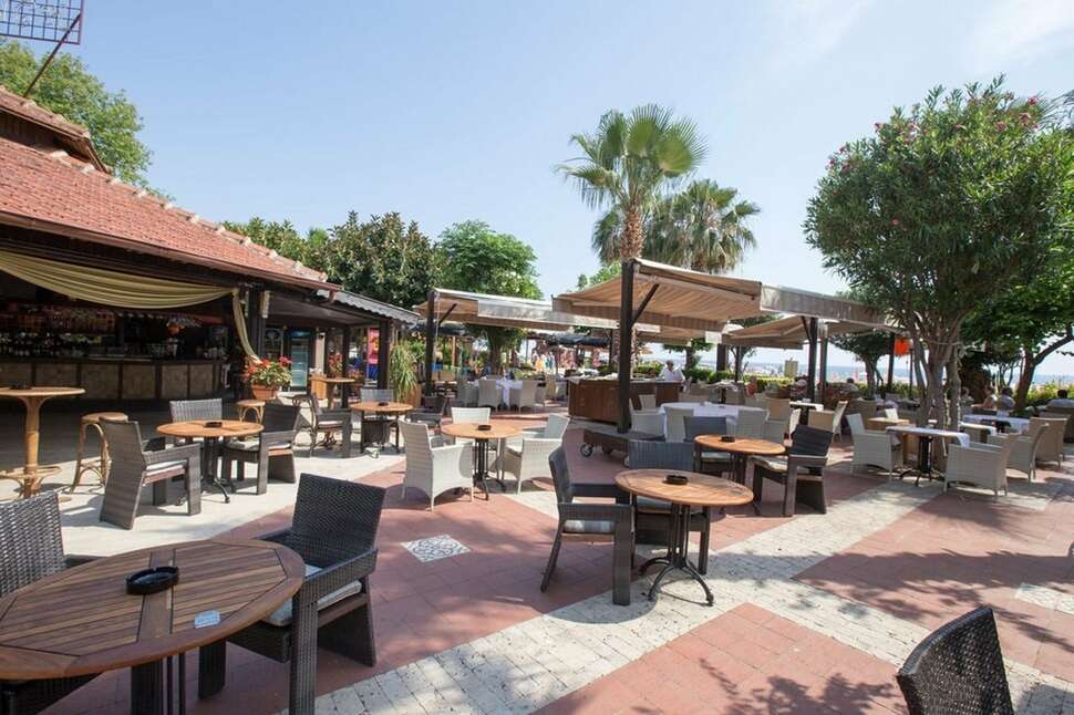 Een foto van het terras bij Hotel Grand Okan