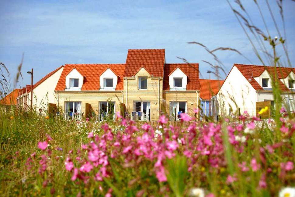 Een foto van de buitenkant van Residence Odalys Les Villas de la Baie