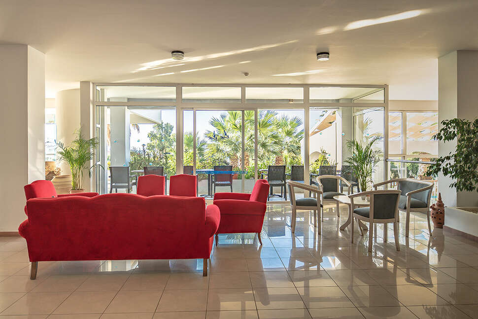 Een foto van het interieur van Evripides Village Beach Hotel