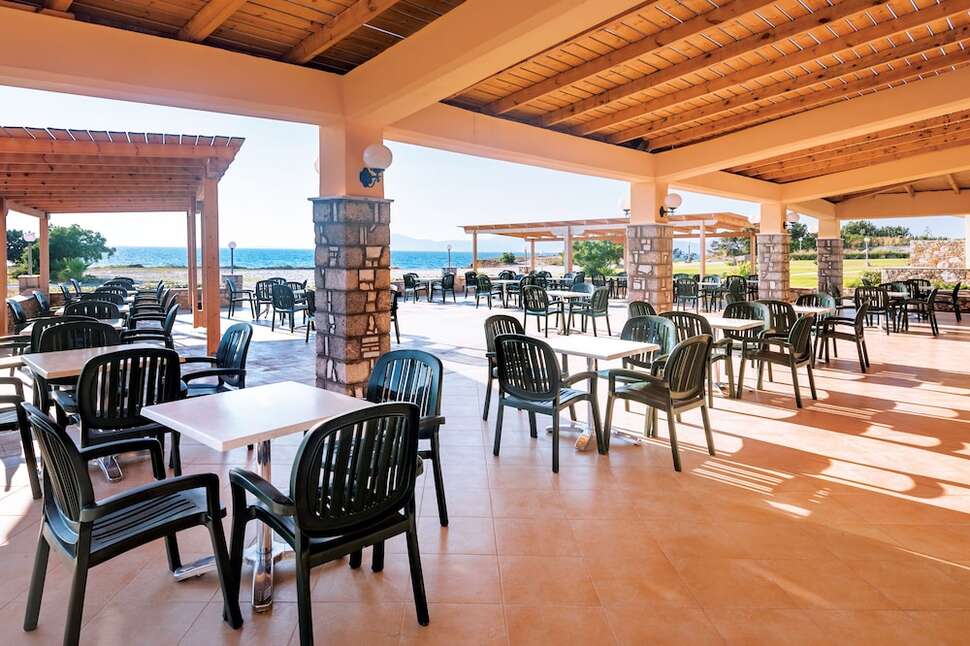 Een foto van het terras bij Kouros Palace