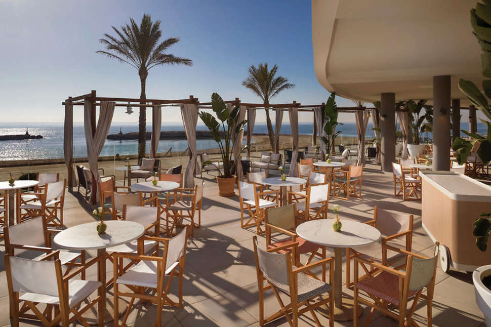 Ein Foto von der Terrasse im ME Sitges Terramar