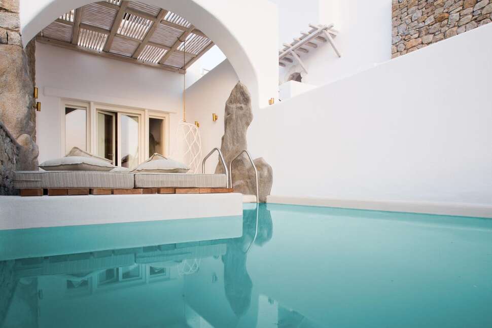 Een foto van het zwembad bij Kove Mykonos - A Myconian Collection Hotel