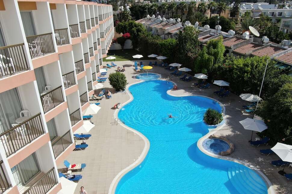 Een foto van het zwembad bij Avlida Hotel