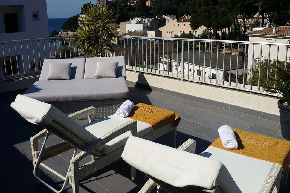 Een foto van het terras bij Diamante Paguera Boutique