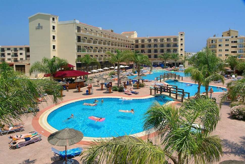 Ein Foto vom Pool im Tsokkos Gardens Hotel
