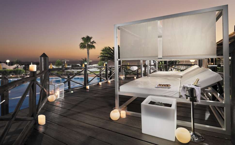 Een foto van het terras bij H10 Timanfaya Palace
