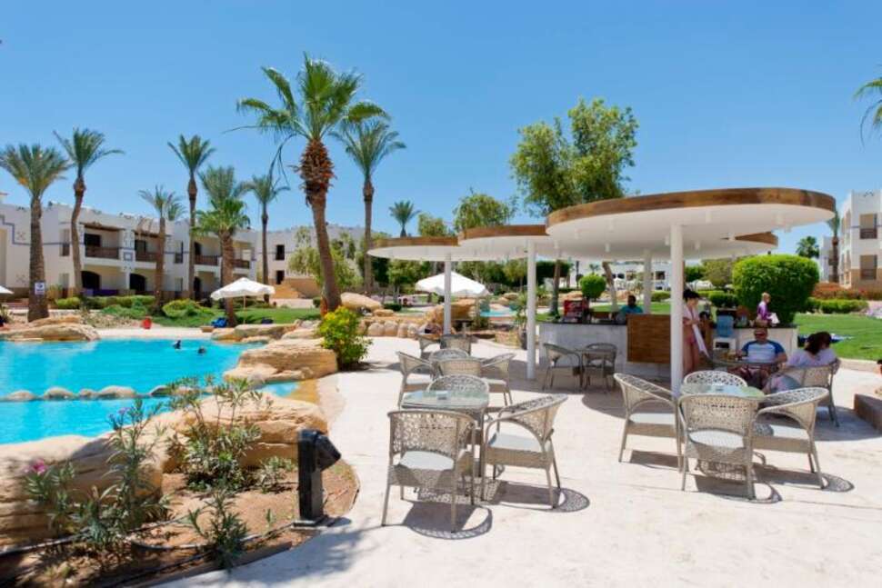 Een foto van het terras bij Amphoras Beach