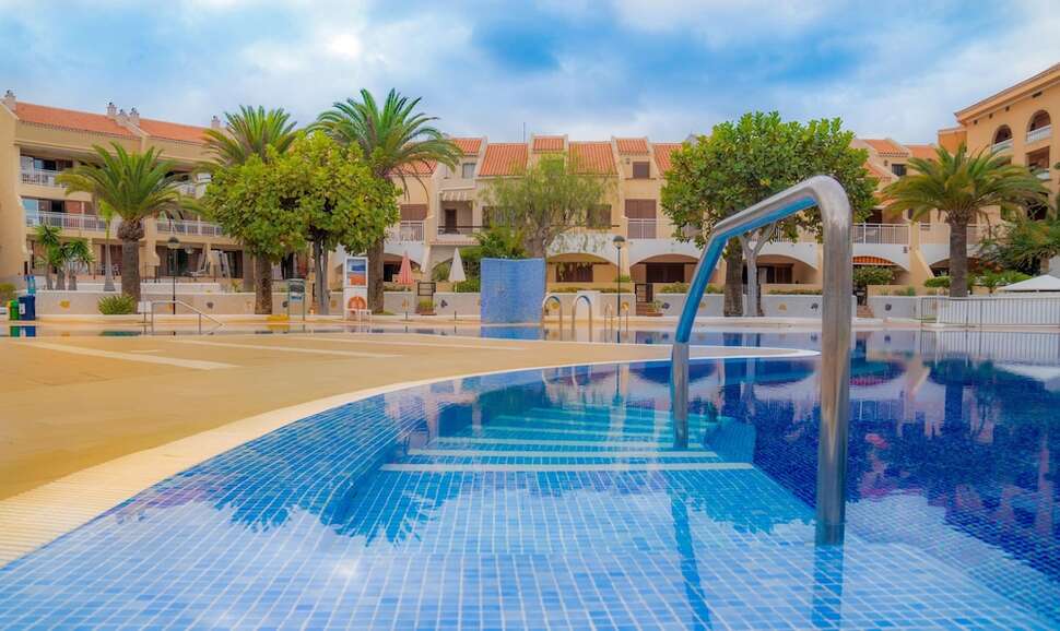 Een foto van het zwembad bij Hotel Coral Compostela Beach