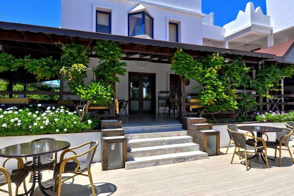 Een foto van het terras bij Hotel Atrium
