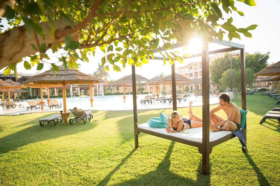 Een foto van het terras bij Robinson Club Soma Bay