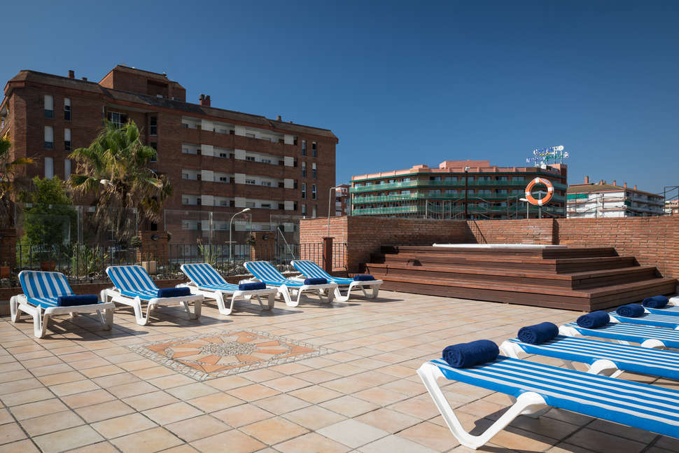 Een foto van het terras bij H-Top Hotel Palm Beach