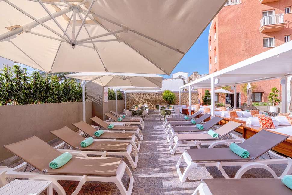 Een foto van het terras bij Hotel Fenix Torremolinos