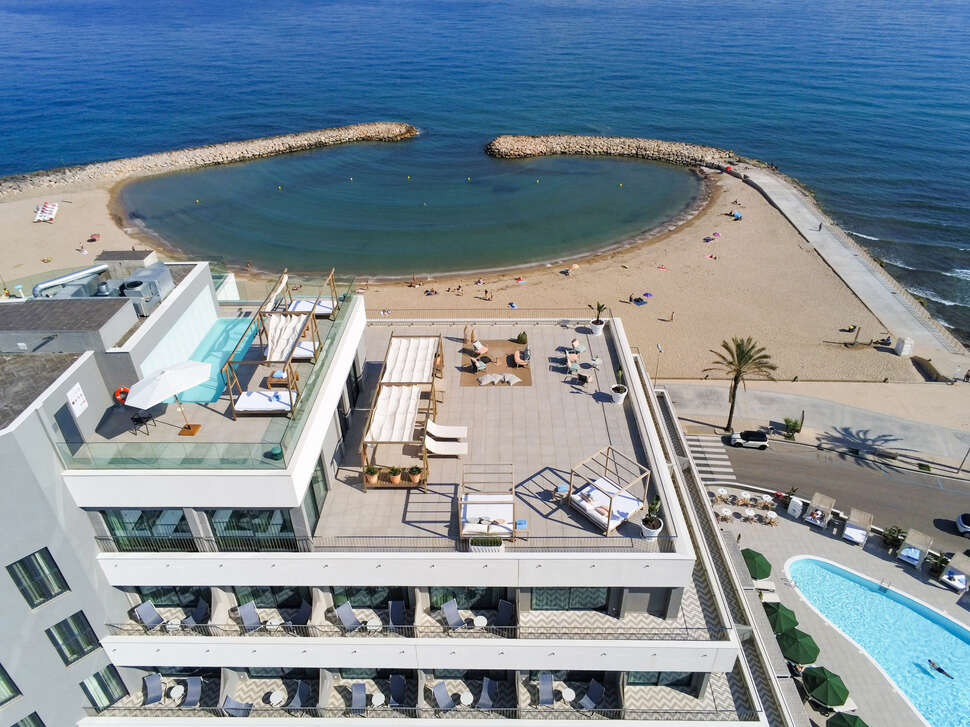 Ein Foto von der Außenansicht des ME Sitges Terramar