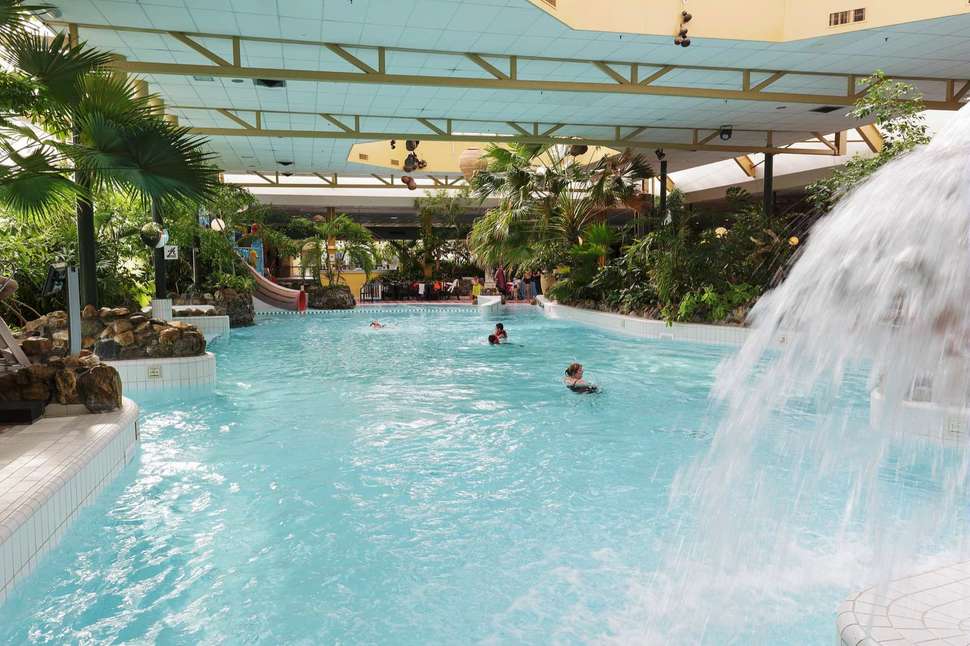 Een foto van het zwembad bij Center Parcs Limburgse Peel