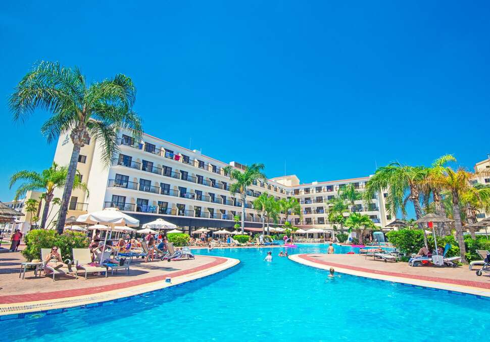 Ein Foto vom Pool im Tsokkos Gardens Hotel