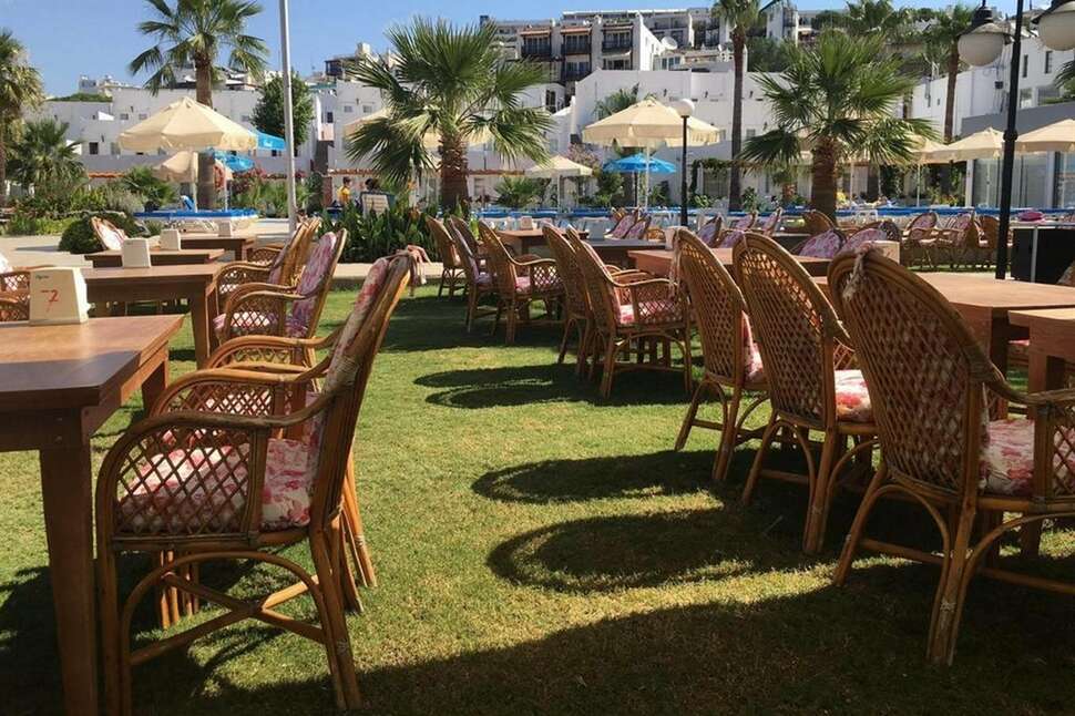 Een foto van het terras bij Nagi Beach Hotel