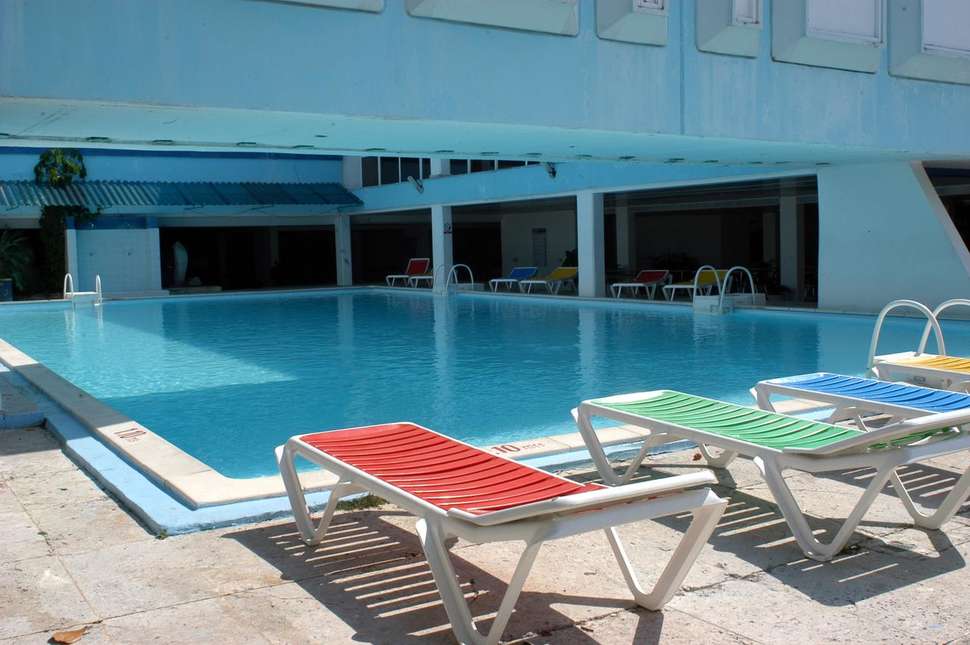 Ein Foto vom Pool im MarAzul Hotel