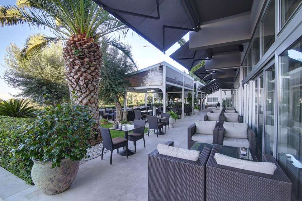 Een foto van het terras bij Hotel Lero