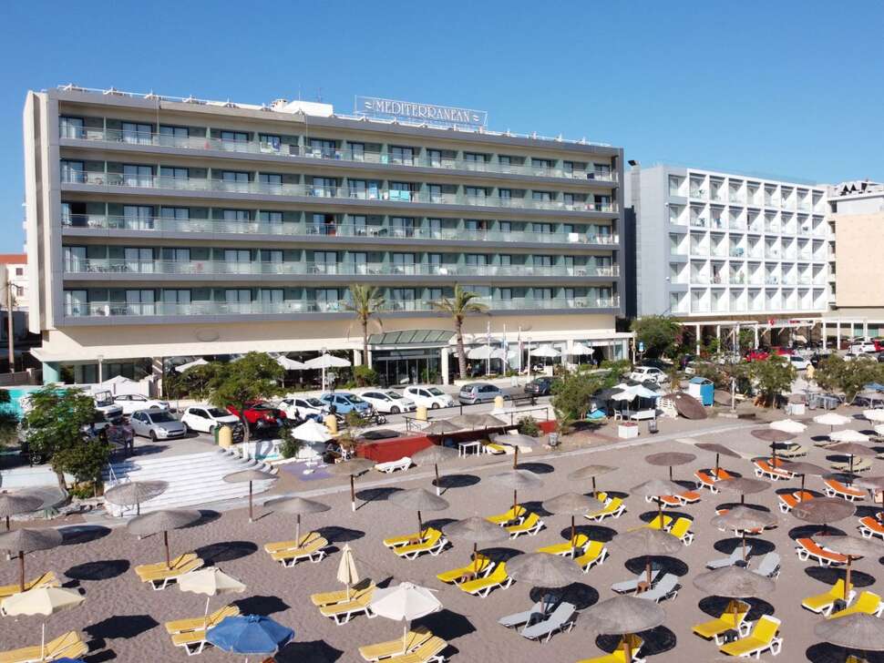 Ein Foto vom Strand beim Mediterranean Hotel
