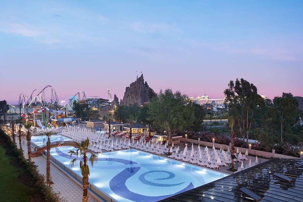 Een foto van het zwembad bij Aydinbey Queen's Palace & Spa