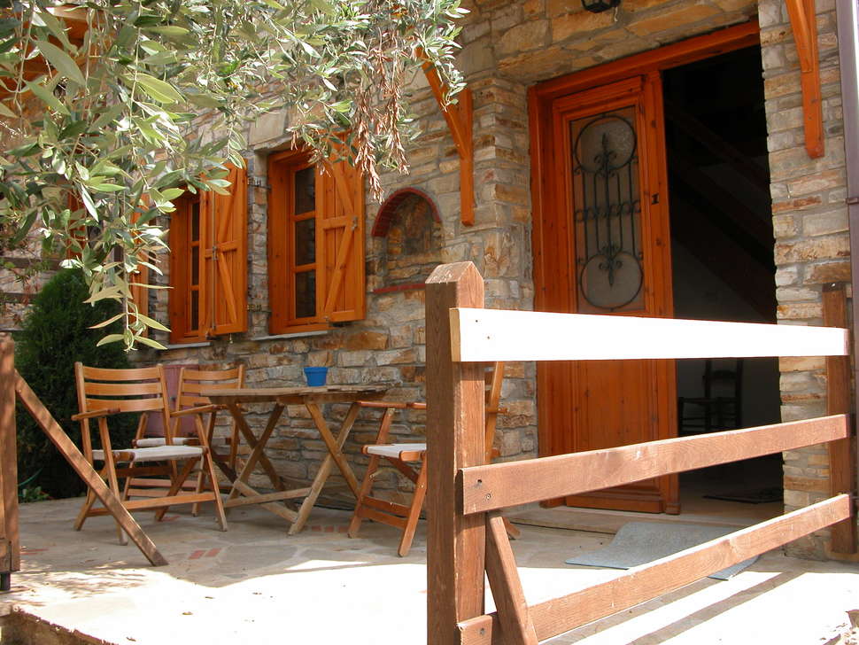 Een foto van het terras bij Alexis Villas