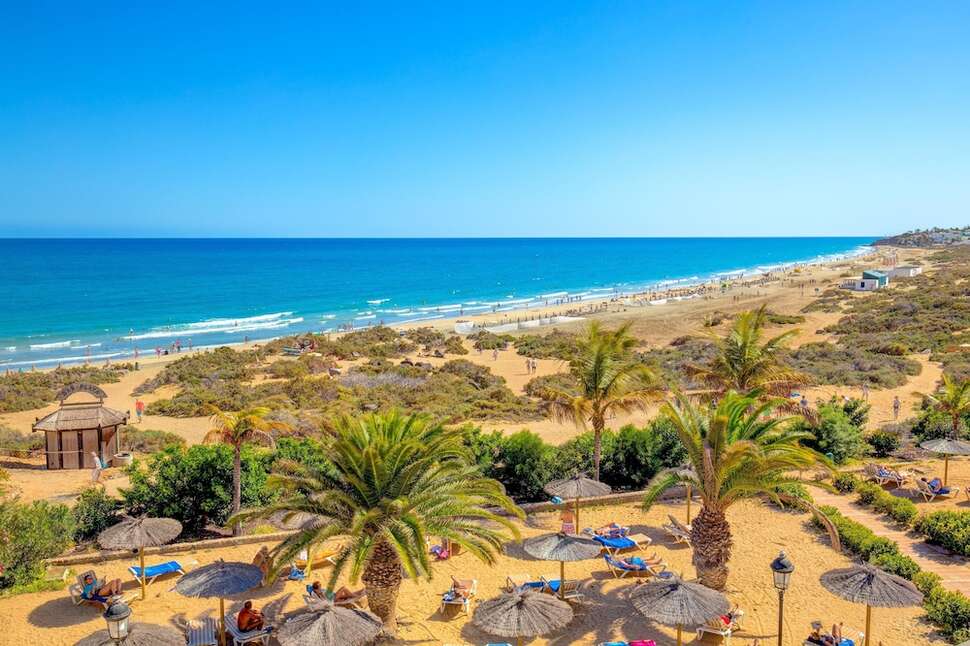 Een foto van het strand bij SBH Crystal Beach Hotel & Suites