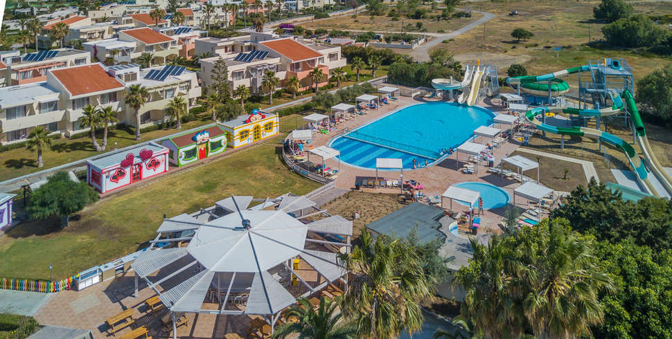 Een foto van het zwembad bij Kipriotis Village Resort