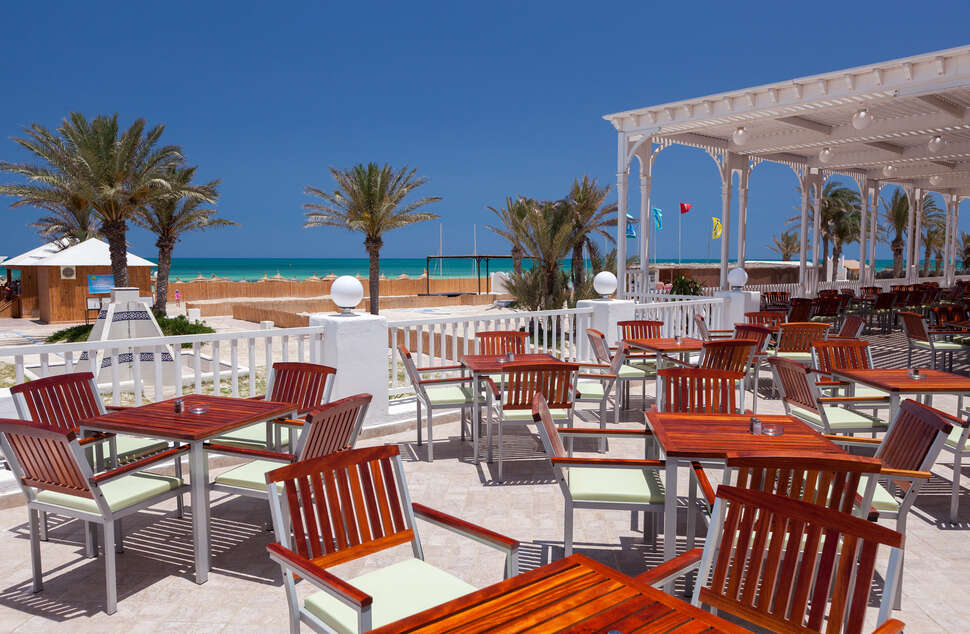 Een foto van het terras bij Calimera Yati Beach