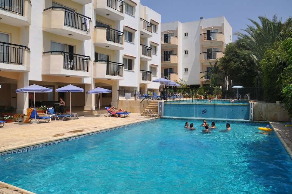 Ein Foto vom Pool im Mariela Hotel Apartments