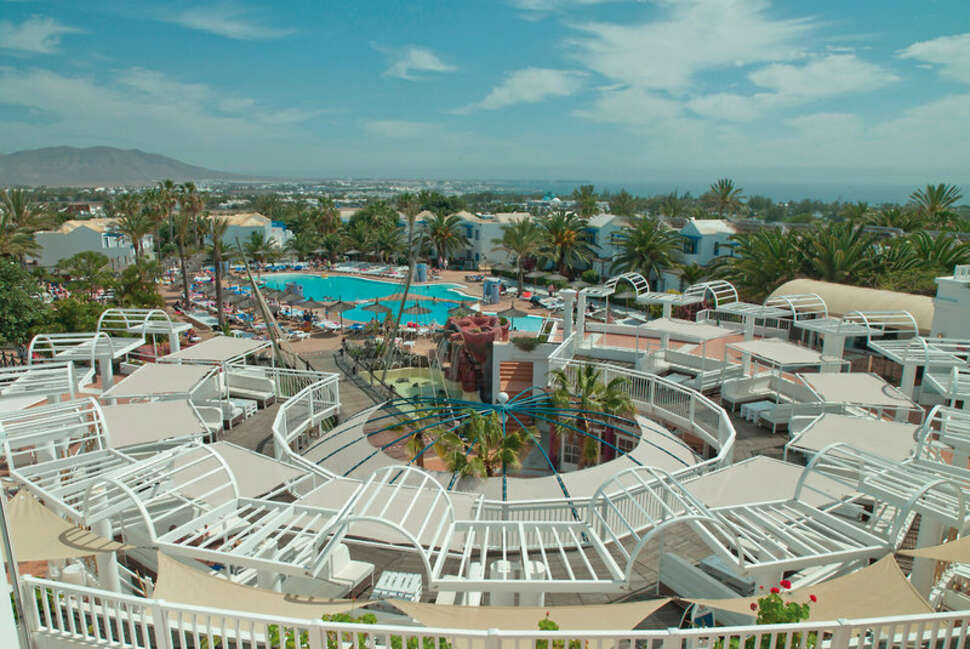 Een foto van de buitenkant van HL Aparthotel Paradise Island