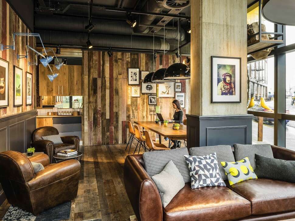 Een foto van het interieur van Novotel London Canary Wharf