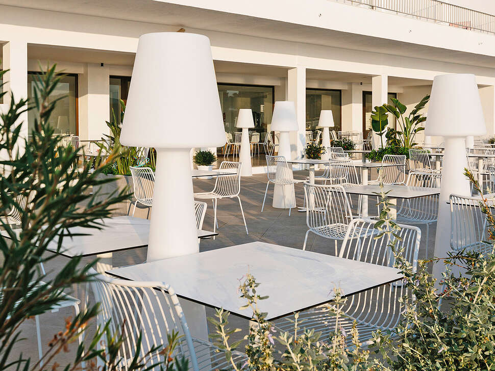 Een foto van het terras bij AluaSoul Ibiza