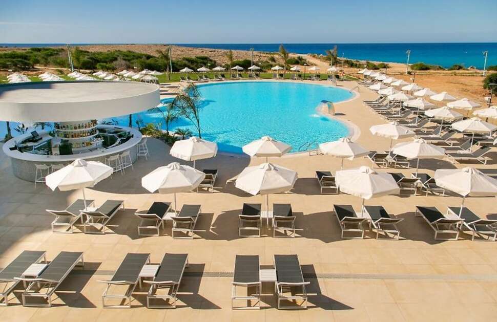 Een foto van het zwembad bij Nissi Beach Resort