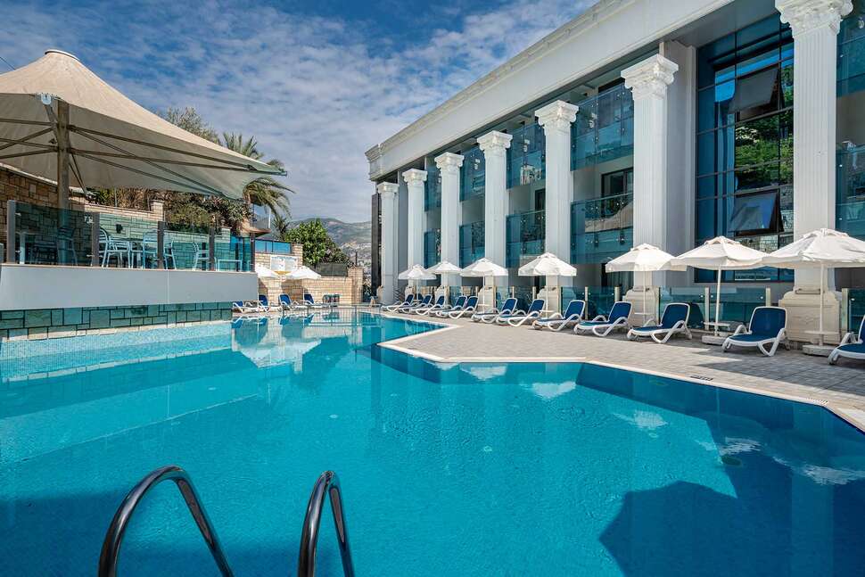 Een foto van het zwembad bij Kaptan Hotel