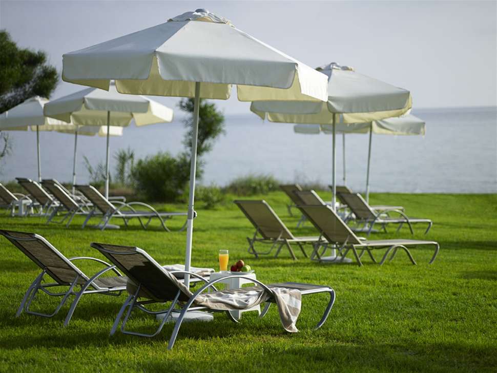 Een foto van het terras bij TUI Blue Atlantica Sea Breeze
