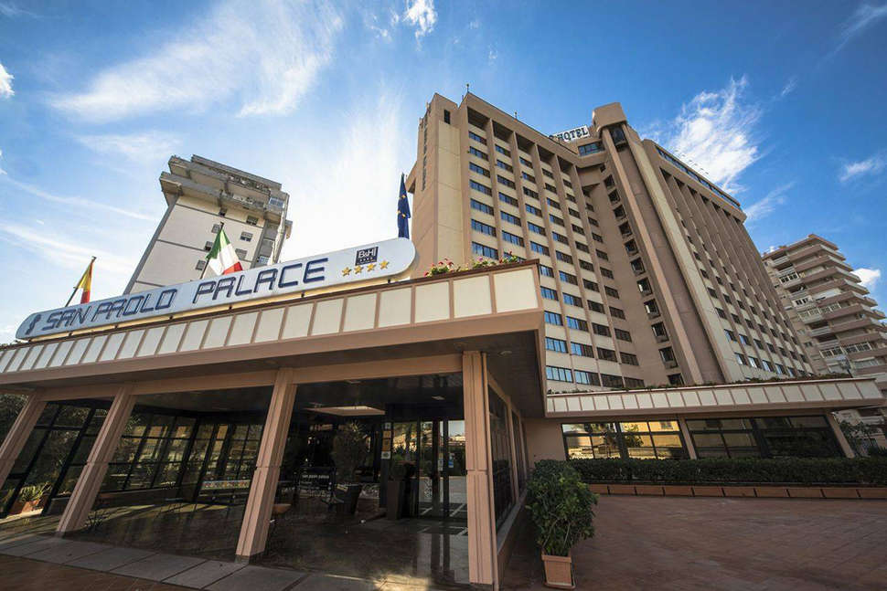 Een foto van de buitenkant van San Paolo Palace Hotel