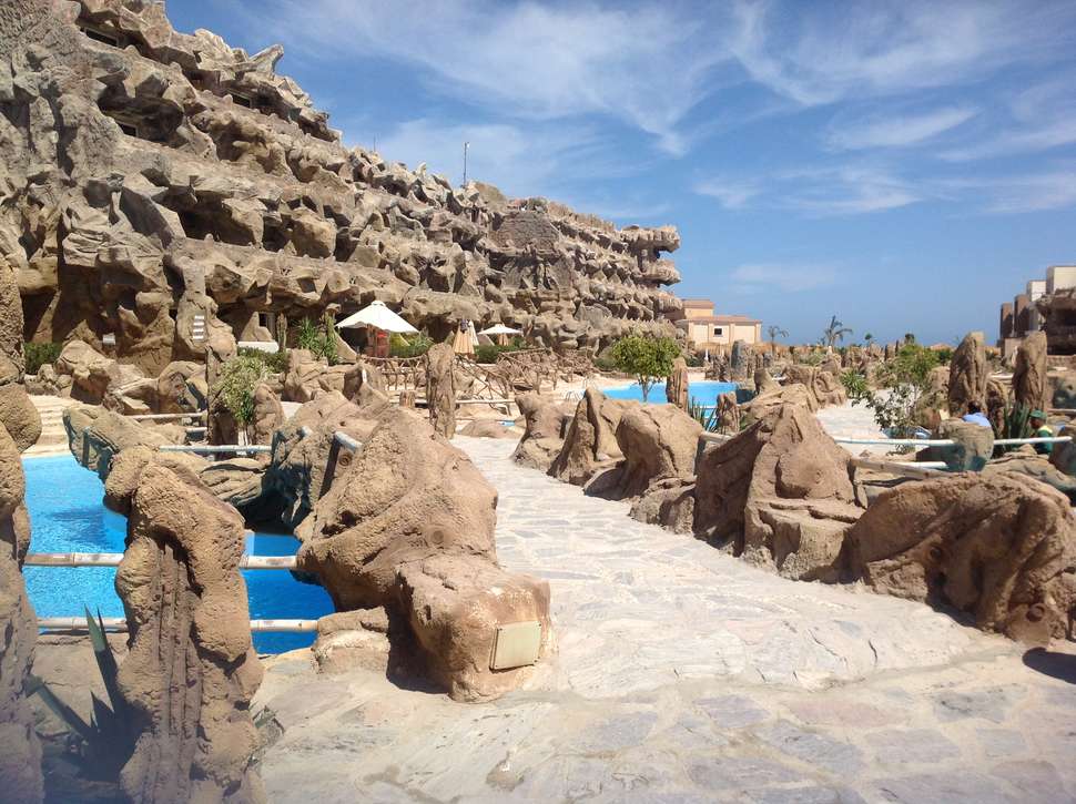 Een foto van het zwembad bij Caves Beach Resort