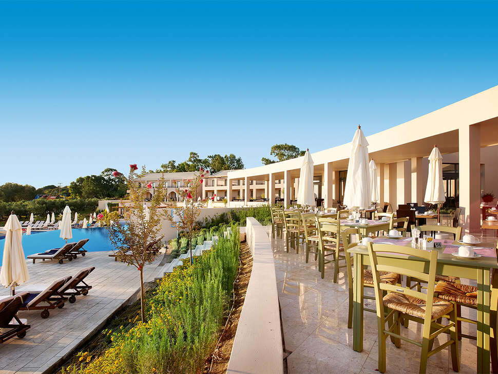 Een foto van het terras bij Atlantica Eleon Grand Resort & Spa