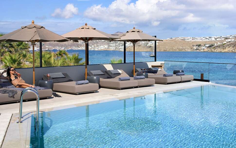 Een foto van het zwembad bij Aeonic Suites & Spa