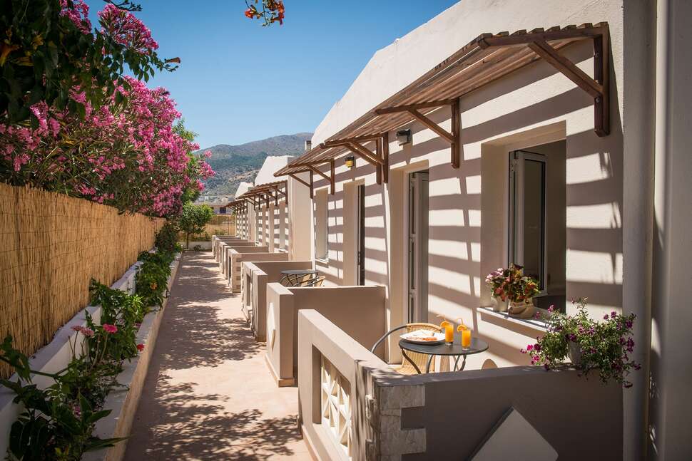 Een foto van de buitenkant van Kastro Beach Appartementen