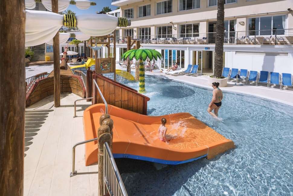 Ein Foto vom Pool im Hotel Oasis Park Splash