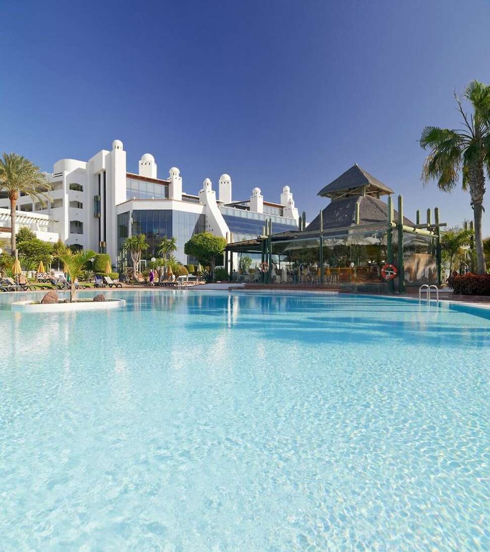 Een foto van het zwembad bij H10 Timanfaya Palace