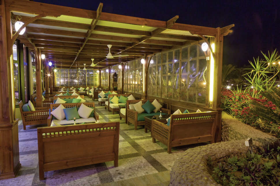 Een foto van het terras bij Pharaoh Azur Resort