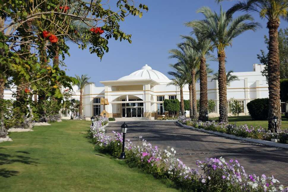 Een foto van de buitenkant van Renaissance Golden View Beach Resort