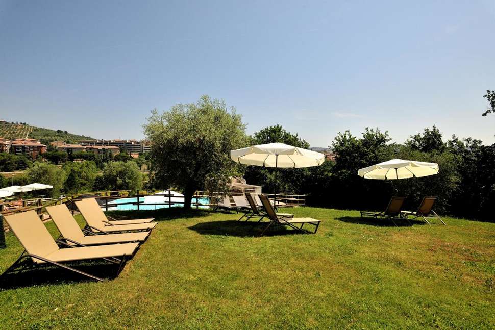 Een foto van het terras bij Hotel La Meridiana