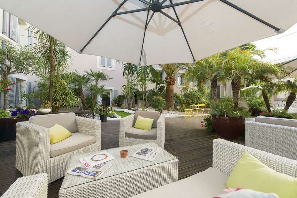 Ein Foto von der Terrasse im Hotel Beau Rivage