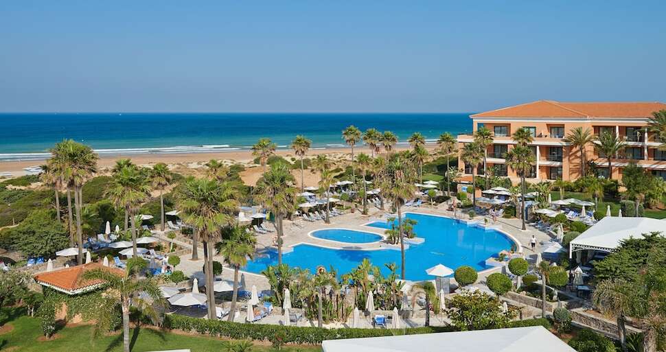 Een foto van het zwembad bij Hipotels Barrosa Palace & Spa